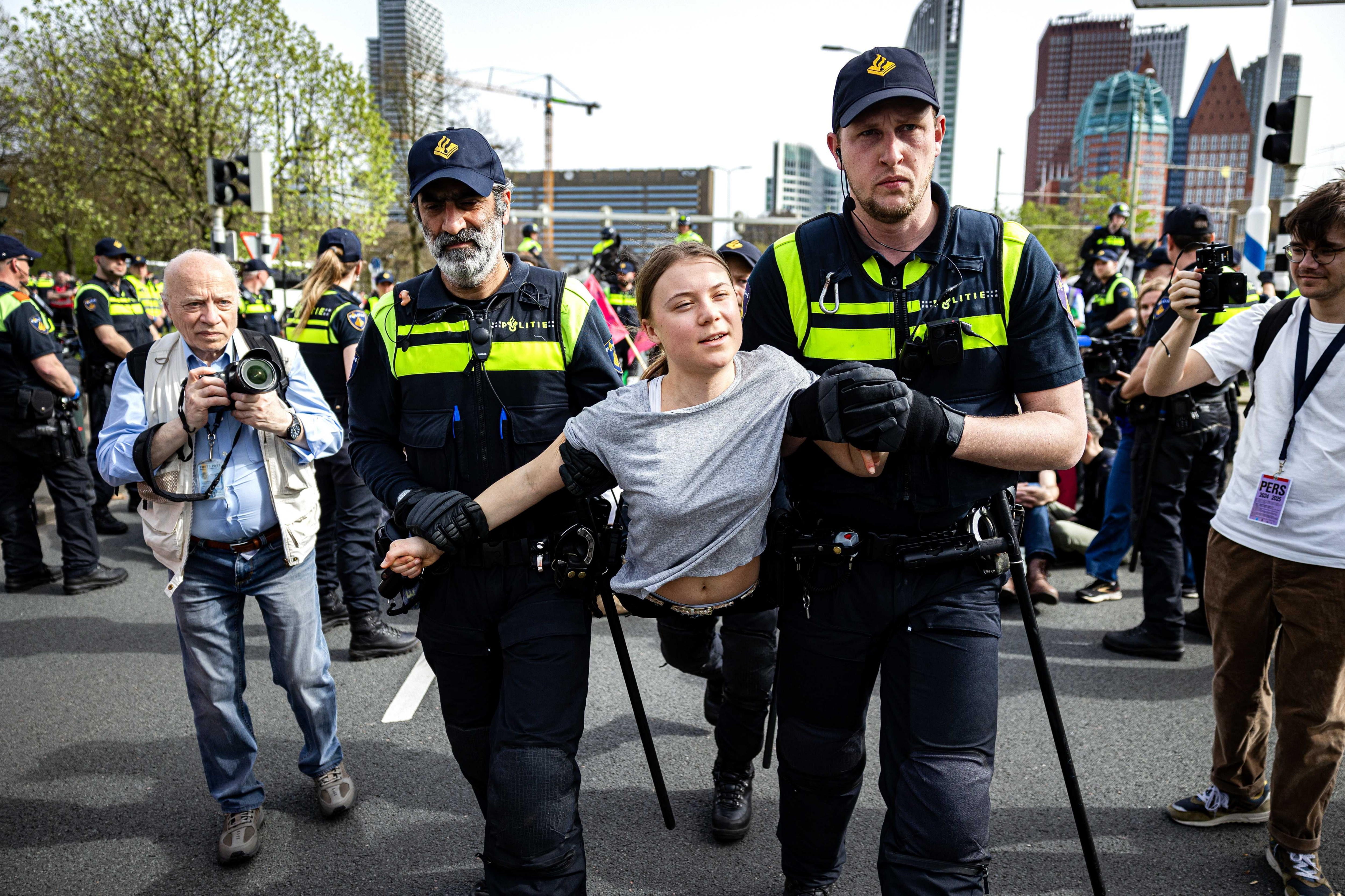 La Policía arresta a Greta Thunberg durante una protesta en una carretera de Países Bajos.EFE/EPA/RAMON VAN FLYMEN