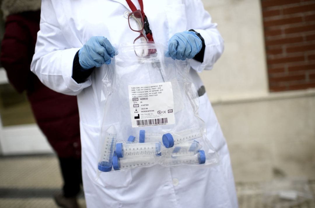 Un sanitario con tubos de ensayo.