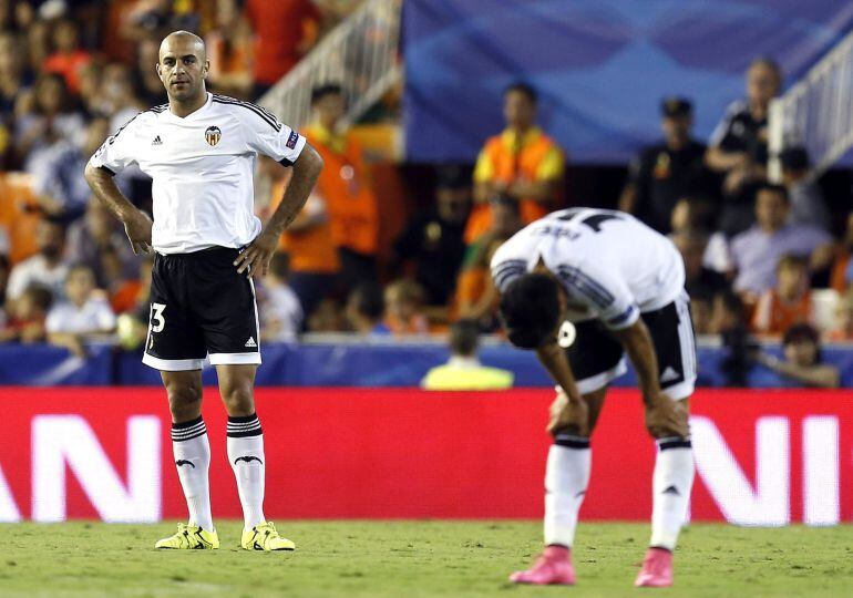 GRA416. VALENCIA, 16/09/2015. Los jugadores del Valencia, Aymen Abdennour (i) y Enzo Pérez, reaccionan tras el segundo gol del Zenit de San Petersburgo, durante la primera jornada de la fase de grupos de la Liga de Campeones que se disputa esta noche en el estadio de Mestalla, en Valencia. EFE/Kai Försterling