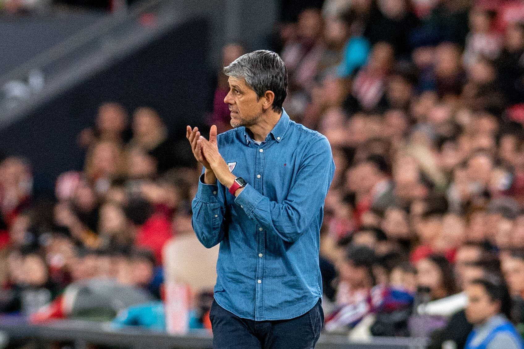 El técnico del Athletic Club David Aznar durante el encuentro correspondiente a las semifinales de la Copa de la Reina de la pasada temporada, disputadas ante el FC Barcelona