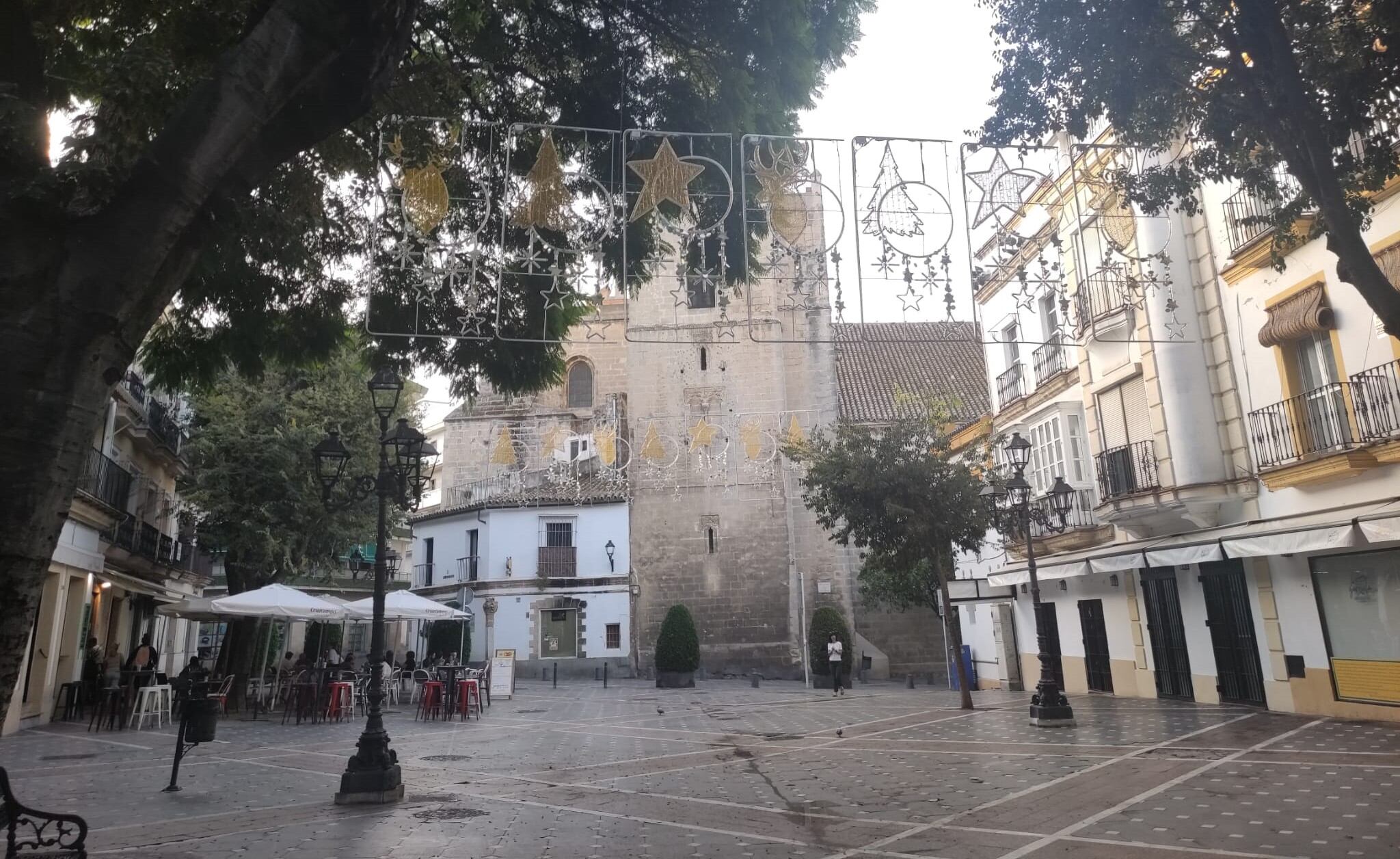 Las estructuras de las luces de Navidad en la plaza Plateros, en el centro de Jerez
