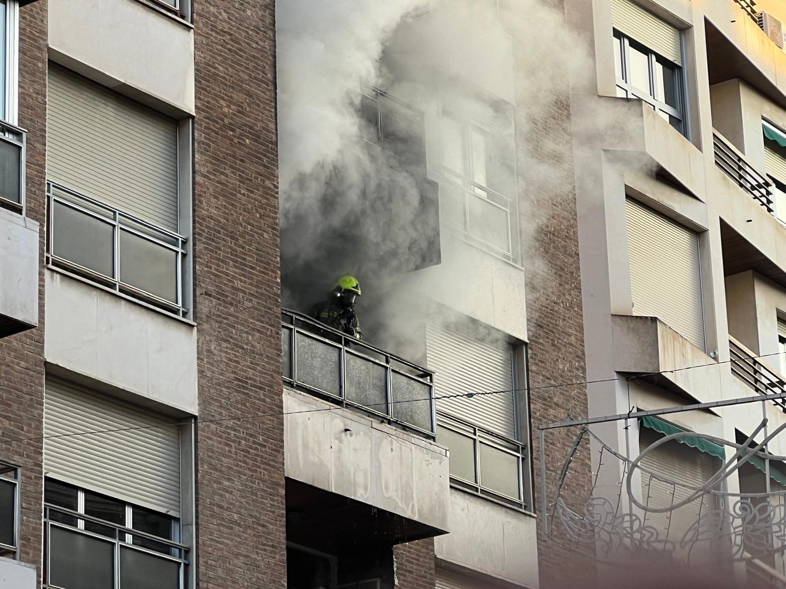 Densa columna de humo en el incendio de una vivienda en la calle Duquesa de la Victoria en Logroño