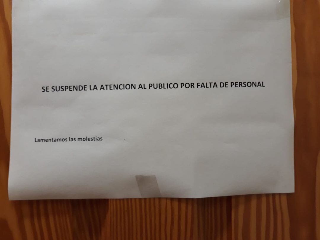 Cartel a las puertas del Servicio Municipal de ayuda a la Dependencia en Sax 