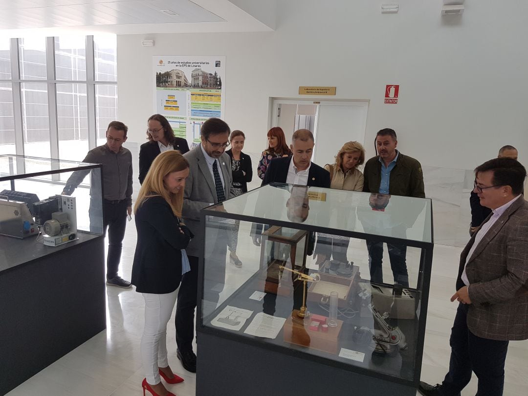 El Rector de la UJA, Juan Gómez Ortega, visita las exposiciones en Linares