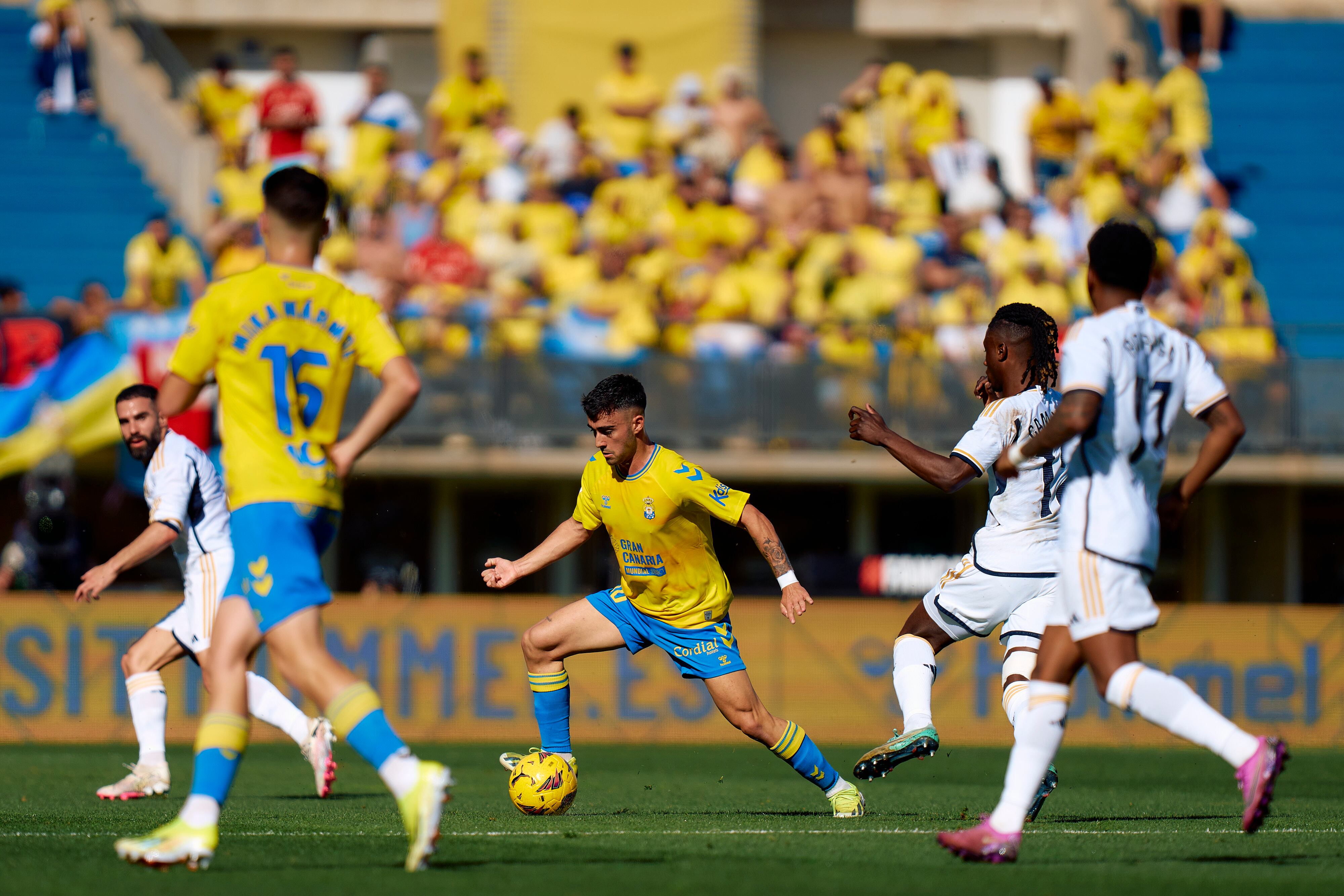 LAS PALMAS, SPAIN - JANUARY 27: Alberto Moleiro of UD Las Palmas in action during the LaLiga EA Sports match between UD Las Palmas and Real Madrid CF at Estadio Gran Canaria on January 27, 2024 in Las Palmas, Spain. (Photo by Gabriel Jimenez Lorenzo/Quality Sport Images/Getty Images)