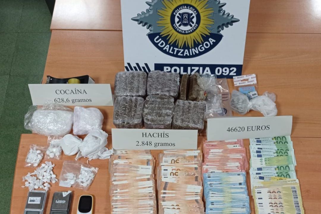 Alijo de drogas y dinero incautado al traficante