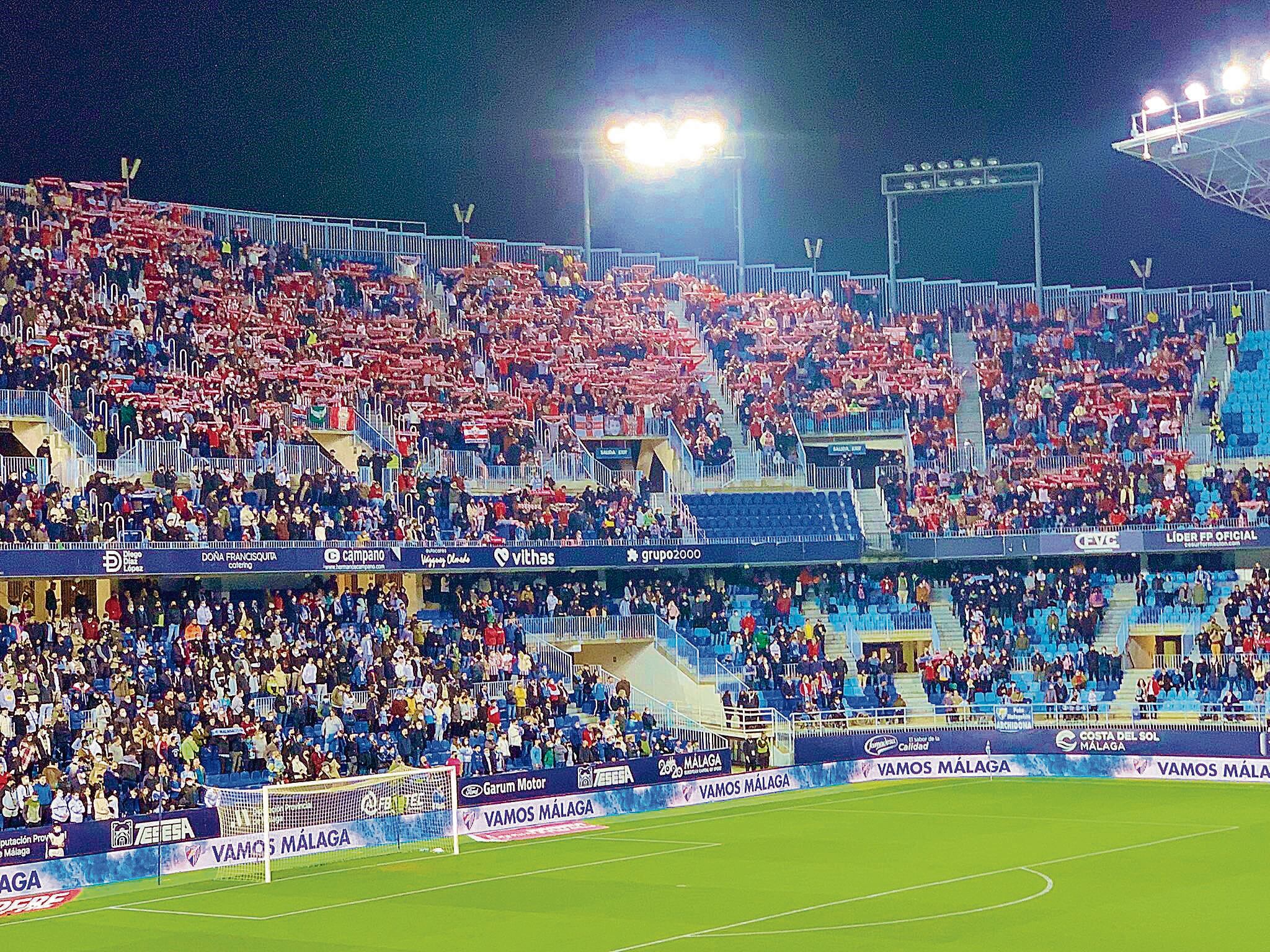 Ambientazo rojiblanco en La Rosaleda.