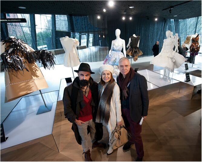 Los diseñadores Alberto Sinpatron, Mercedes de Miguel y Javier Barroeta posan en la muestra "Moda en papel" de Balenciaga Museoa