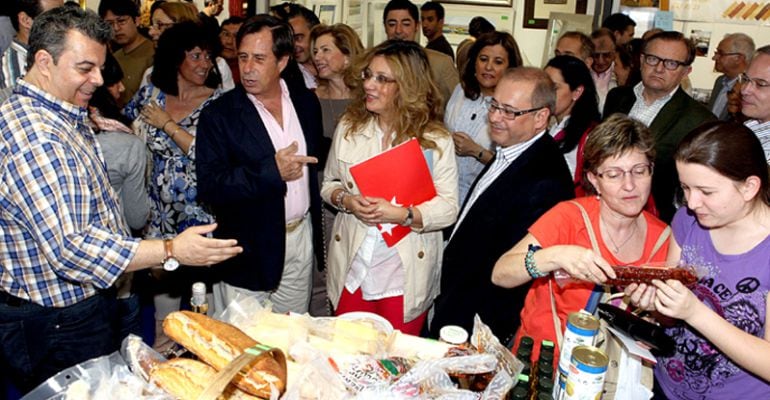 El alcalde de Alcobendas, Ignacio García de Vinuesa y el presidente de AICA, Javier Beitia conociendo los productos ofertados en Alcostock