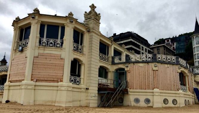 Meses después de los temporales algunos vanos exteriores siguen cubiertos con tablones