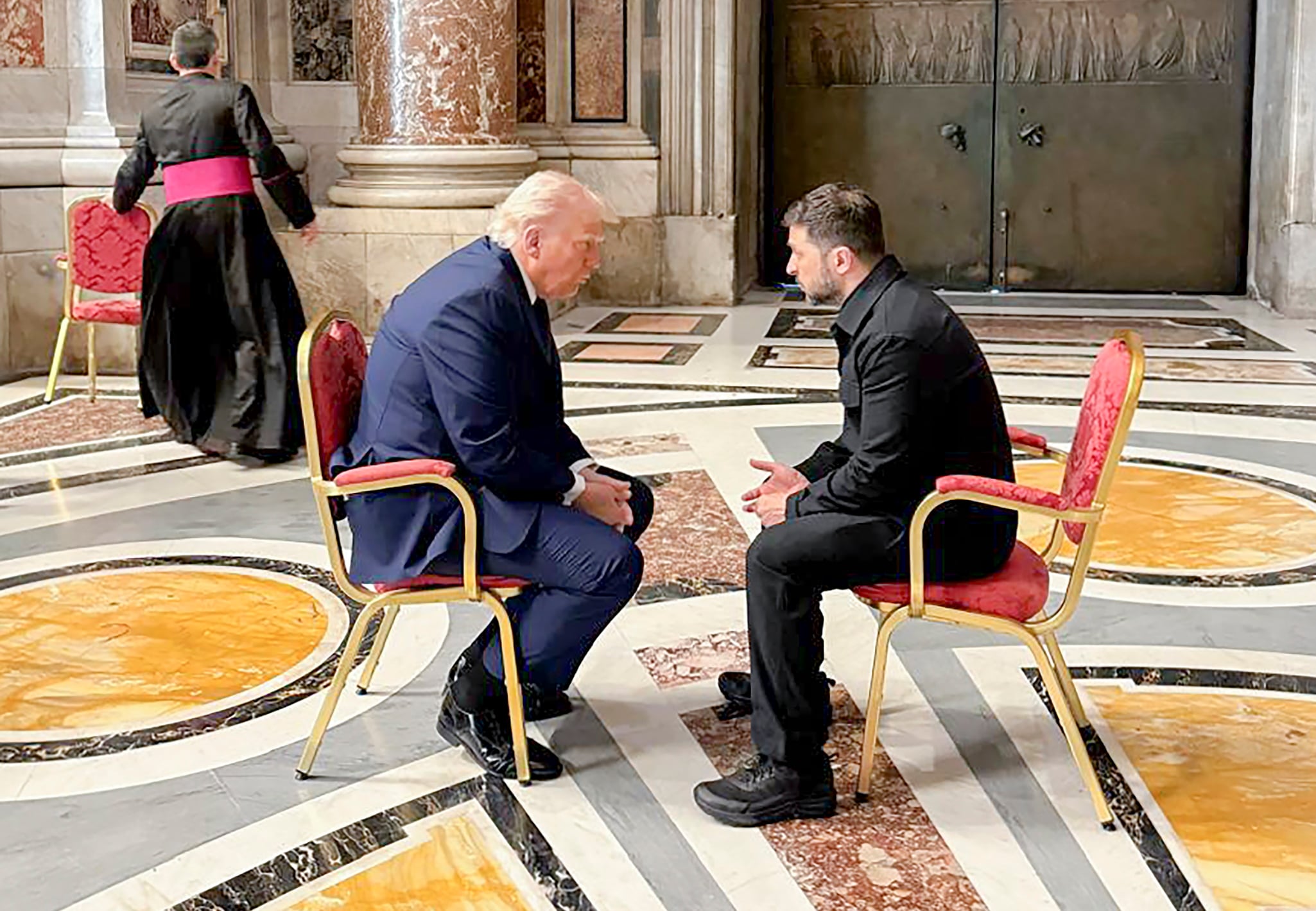El presidente estadounidense, Donald Trump, y el presidente ucraniano, Volodímir Zelenski, durante su breve reunión antes de la misa funeral del papa Francisco en la Ciudad del Vaticano. EFE/EPA/PRESIDENTIAL PRESS SERVICE 