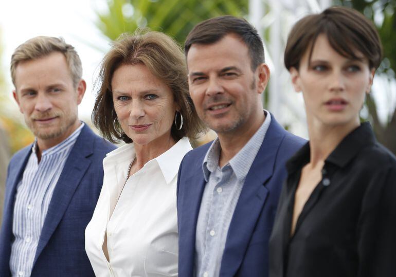 El actor galo Jeremie Renier, la actriz Jacqueline Bisset, el director François Ozon y la actriz Marine Vatch posan durante la presentación de la película &quot;L&#039;amant Double&quot; que se presenta en la competición oficial del Festival de Cannes hoy, 26 de mayo de