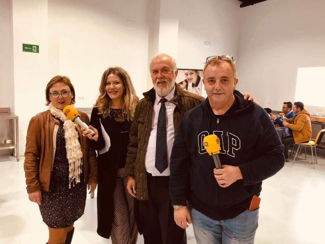 En la preparación de la Mesa de Navidad: Ana Gil, periodista de la Cadena SER con Rosa Rodríguez de Pastelería Gran Vía (Aracena), Manuel Infante de la Denominación de Origen Vino Naranja, vinos, y Vinagres del Cdo de Huelva y Carlos Ramírez de Restaurant