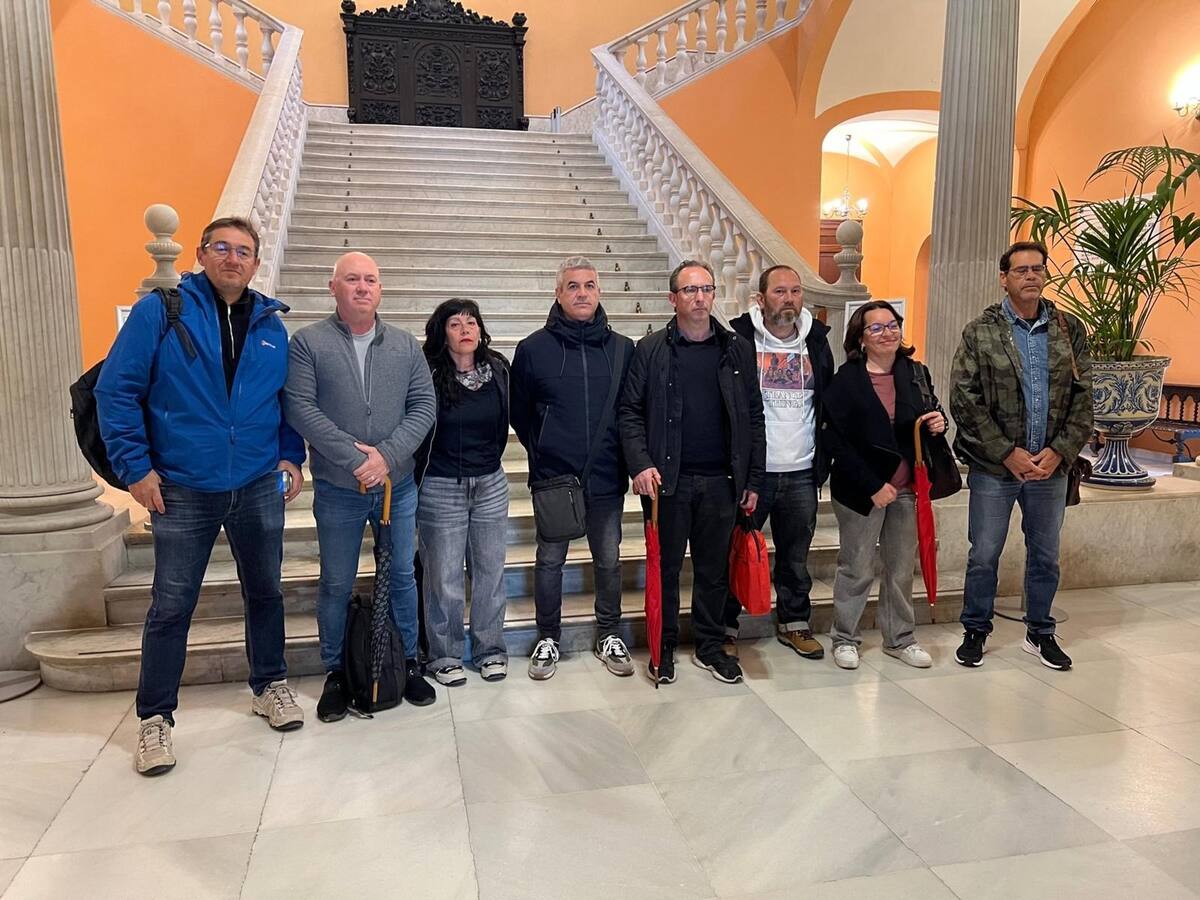 Finaliza el encierro en el Ayuntamiento de Sevilla tras el compromiso del alcalde a reunirse con los trabajadores municipales