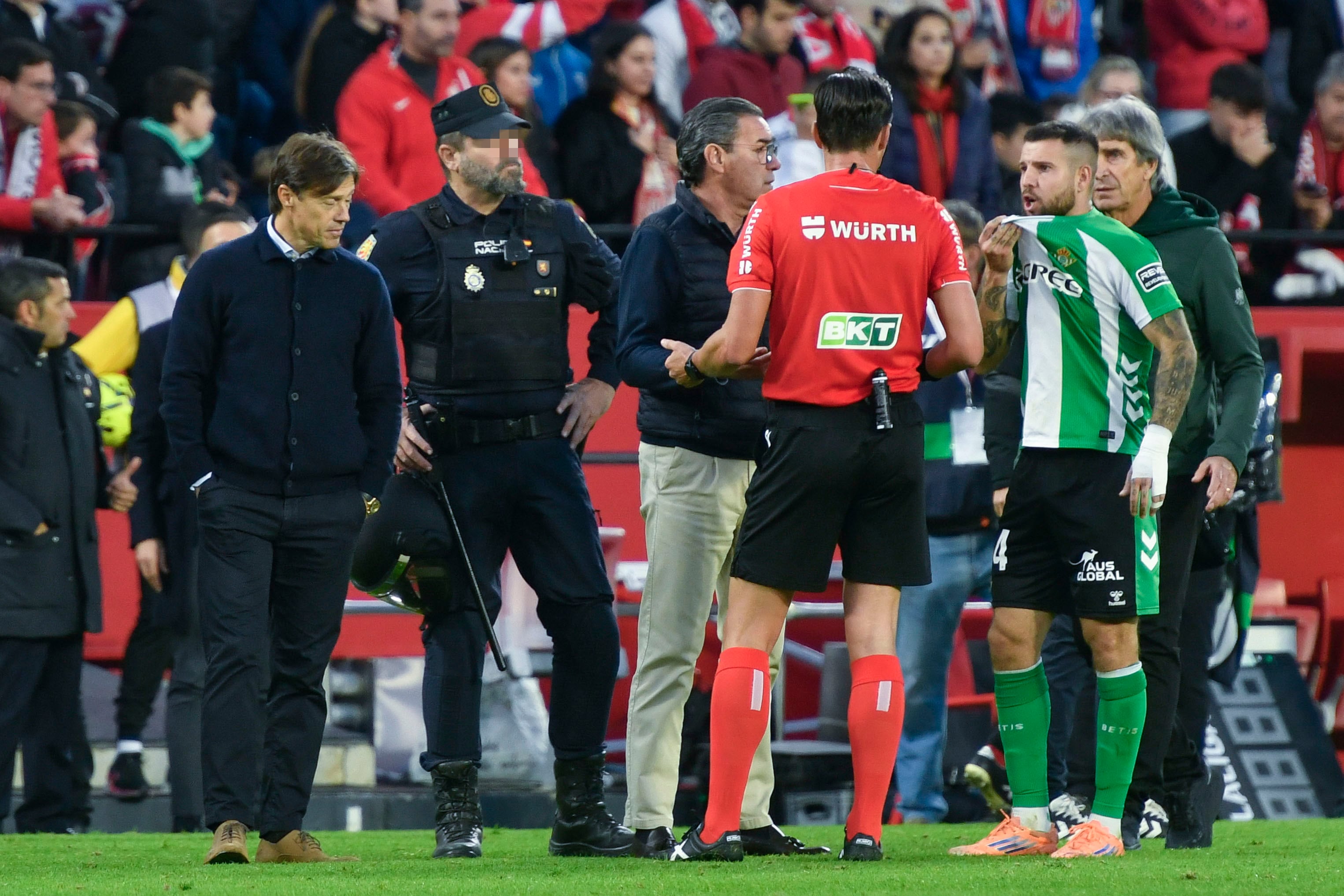 SEVILLA, 30/11/2025.- El partido entre Sevilla y Betis en el Sánchez Pizjuán ha sido aplazado por arbitro José Luis Munuera (c) en su tramo final por los objetos que han sido arrojados desde la grada. EFE/ Raúl Caro
