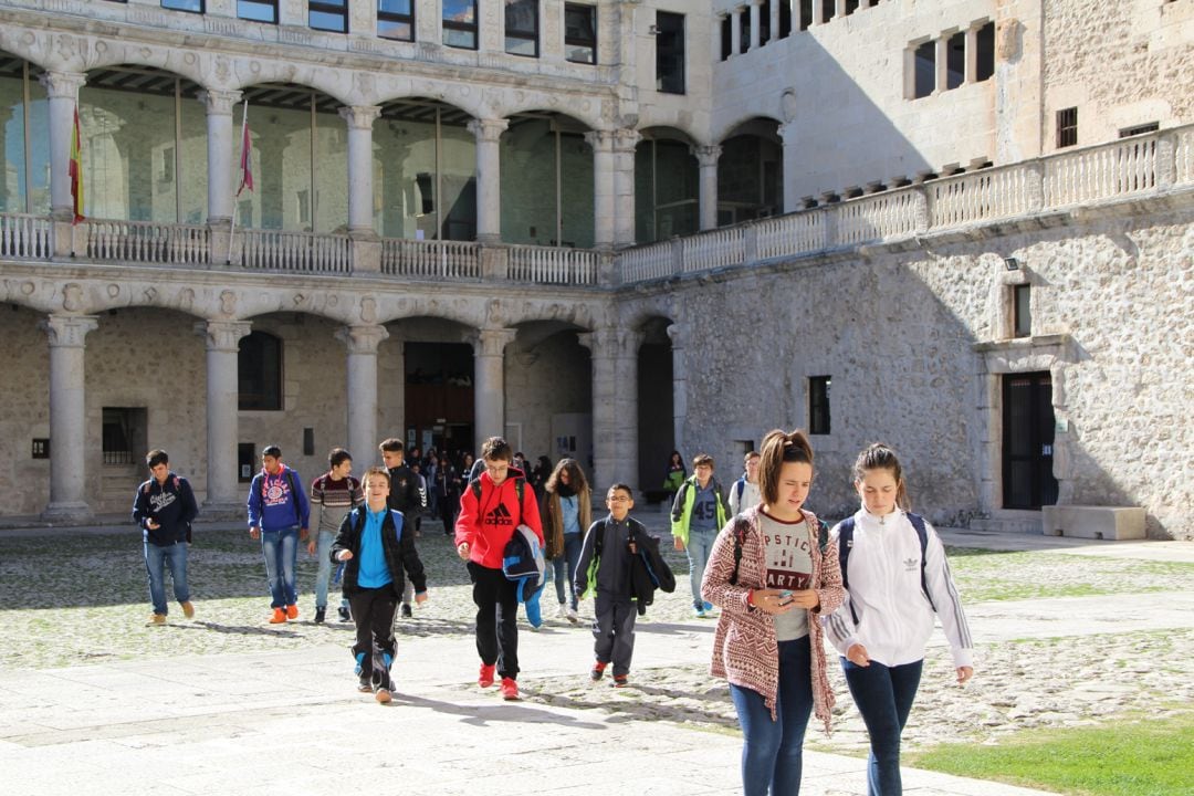 Alumnos del IES Duque de Alburquerque en Cuéllar a la salida de sus clases