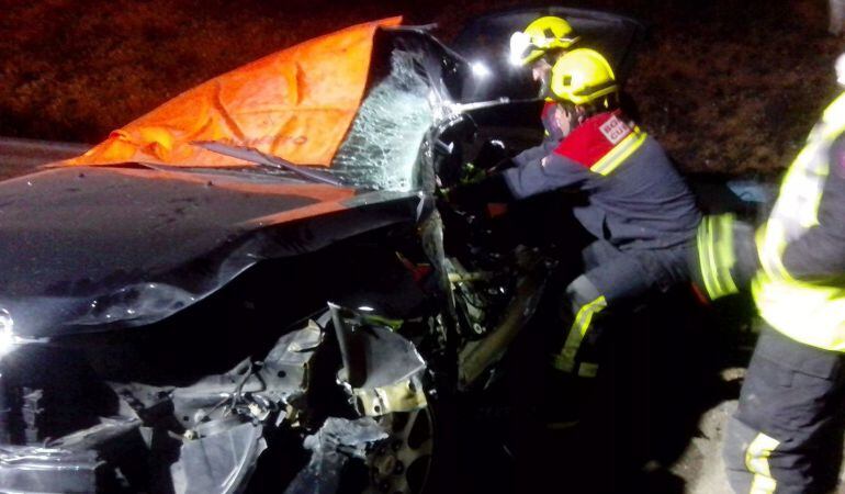 Los bomberos tuvieron que rescatar a las personas atrapadas en el turismo