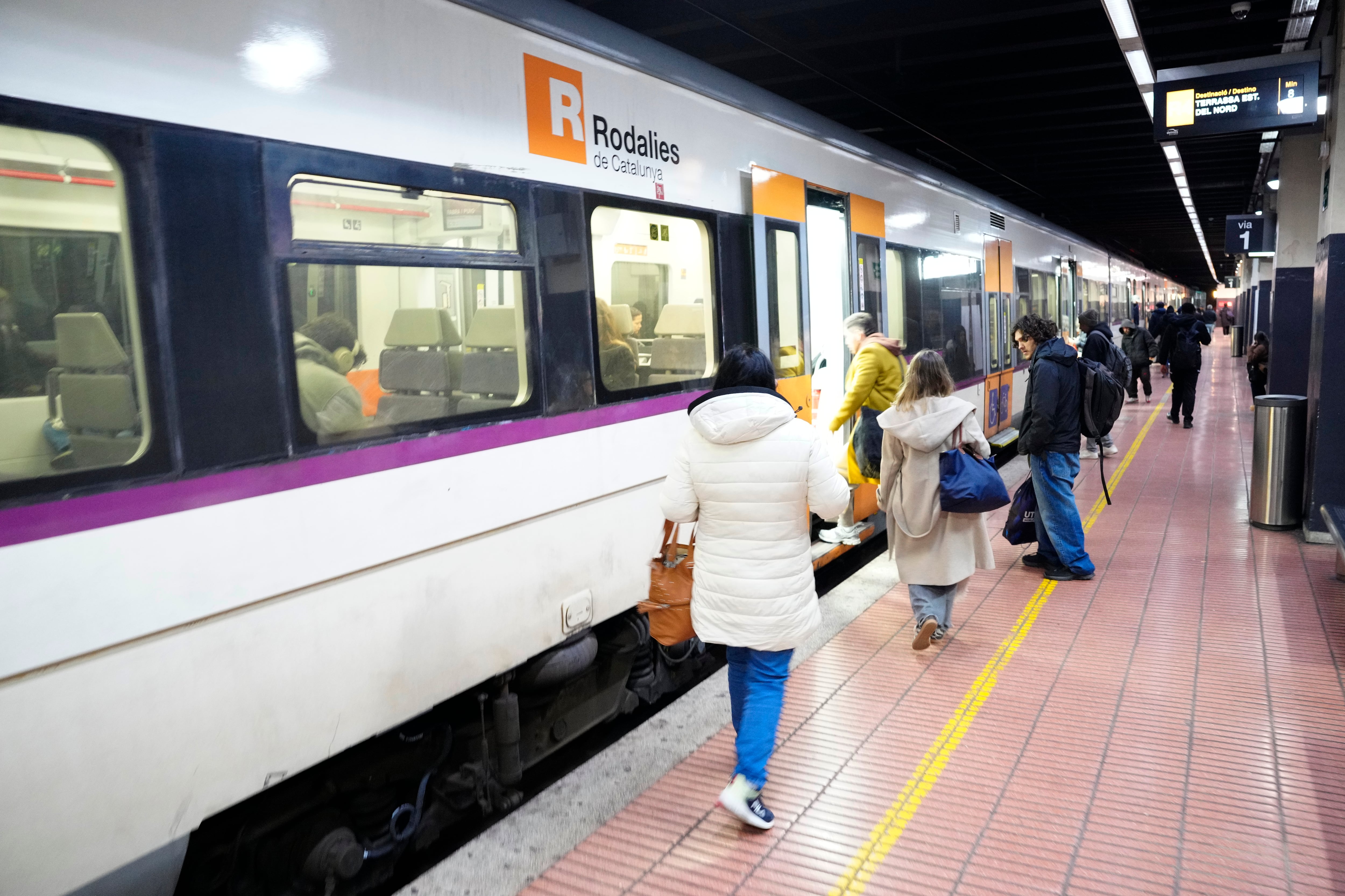 Renfe anuncia que Rodalies no recuperará la normalidad este lunes en Cataluña y que habrá autobuses para cubrir varios tramos de vía