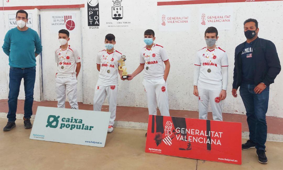 Los infantiles de Ondara con su trofeo.