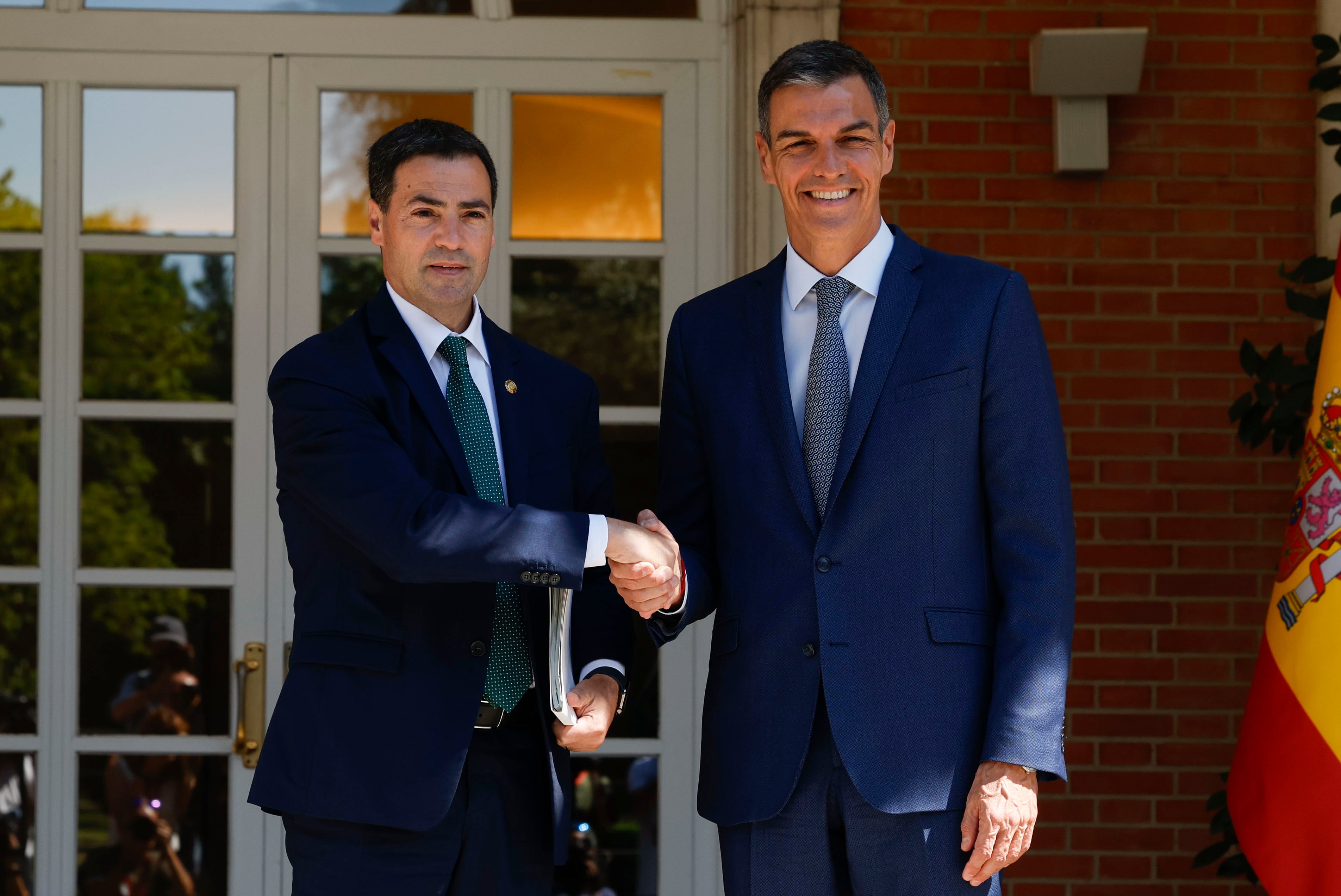 El presidente del Gobierno, Pedro Sánchez (dcha), recibe al lehendakari Imanol Pradales. EFE/J. J. Guillén
