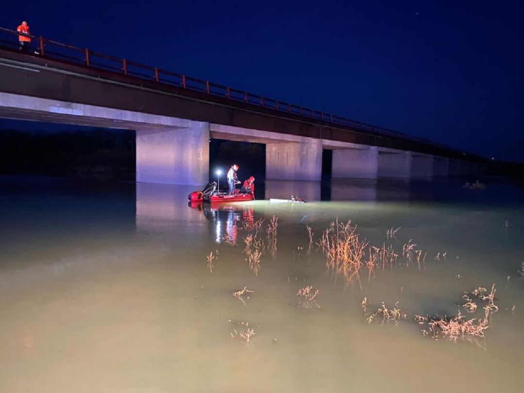 Bomberos de la DPZ del parque de Tauste, durante las labores de rastreo en el puente de Alagón del río Ebro