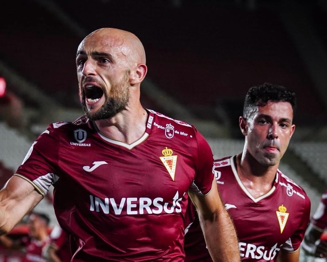 Ekain celebra un gol con el Real Murcia.