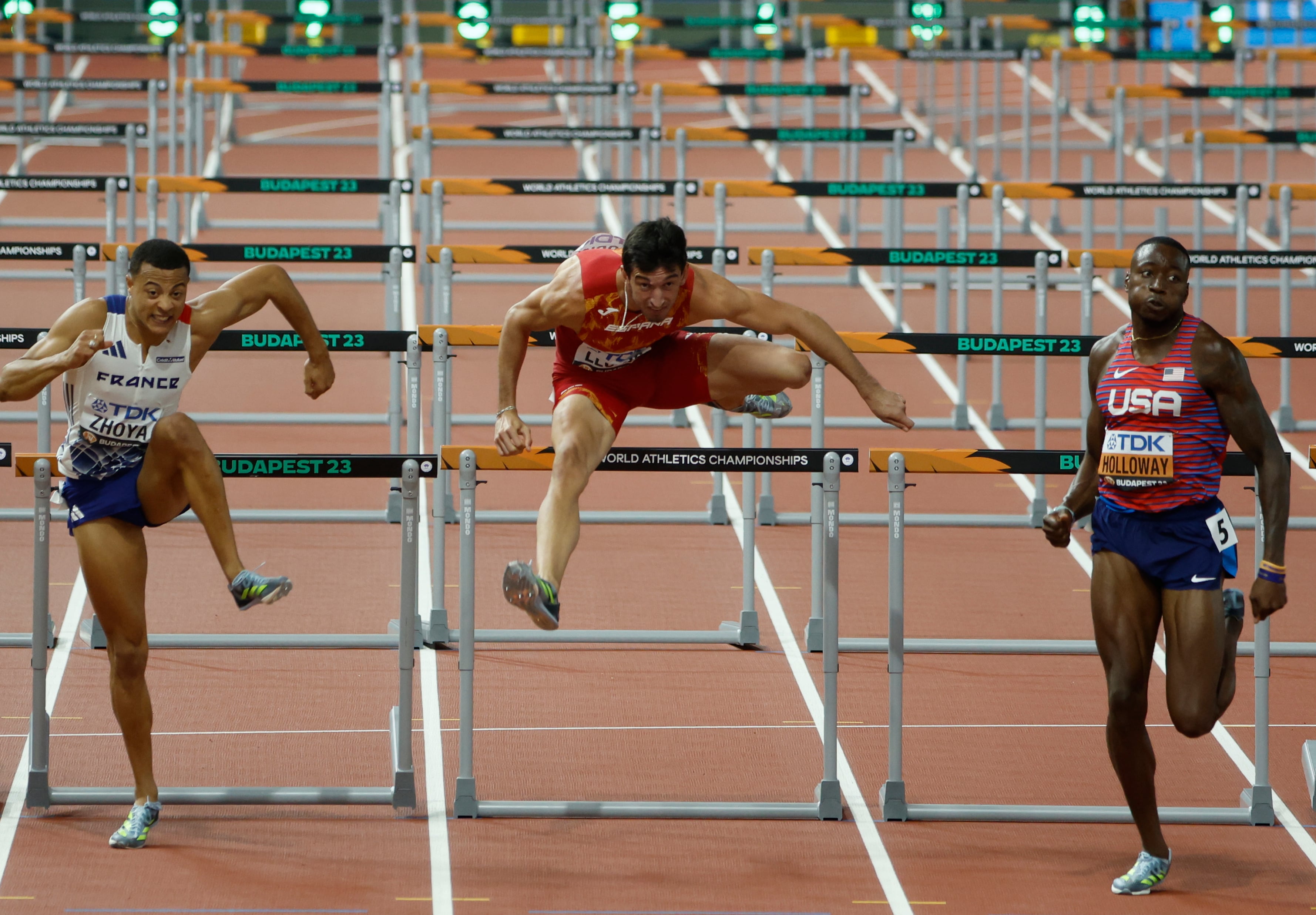 BUDAPEST, 20/08/2023.- El atleta español Enrique Llopis (c) durante la semifinal de 110m vallas hoy lunes en el Campeonato del Mundo de Atletismo de Budapest. EFE/Javier Etxezarreta
