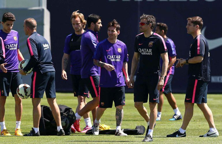 GRA077. SANT JOAN DESPÍ (BARCELONA), 16/05/2015.- El entrenador del FC Barcelona, Luis Enrique, junto a Leo Messi (c), durante el entrenamiento que realizó la plantilla blaugrana para preparar el partido de liga que disputarán mañana ante el Atlético de M