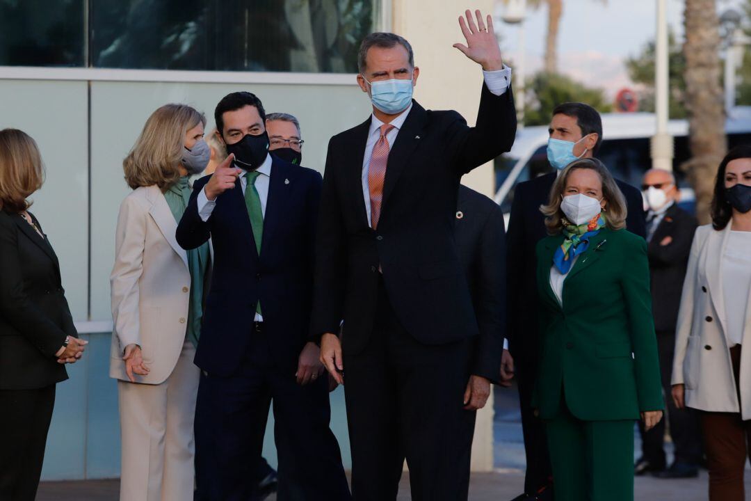 El Rey Felipe VI, con el presidente de la Junta de Andalucía, Juanma Moreno y la vicepresidenta primera del Gobierno de España y ministra de Economía y Transformación Digital, Nadia Calviño