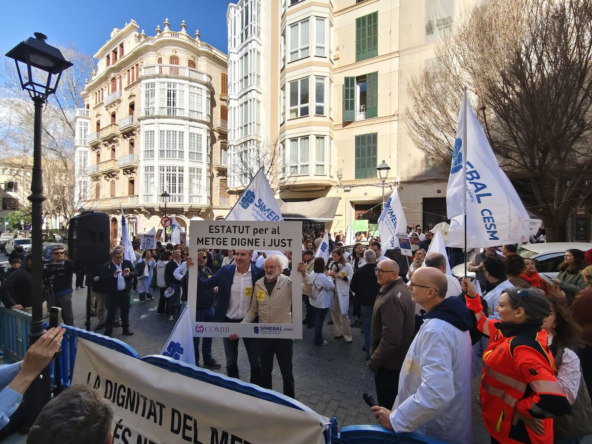 Unos 200 médicos se concentran en Palma contra la reforma del Estatuto Marco