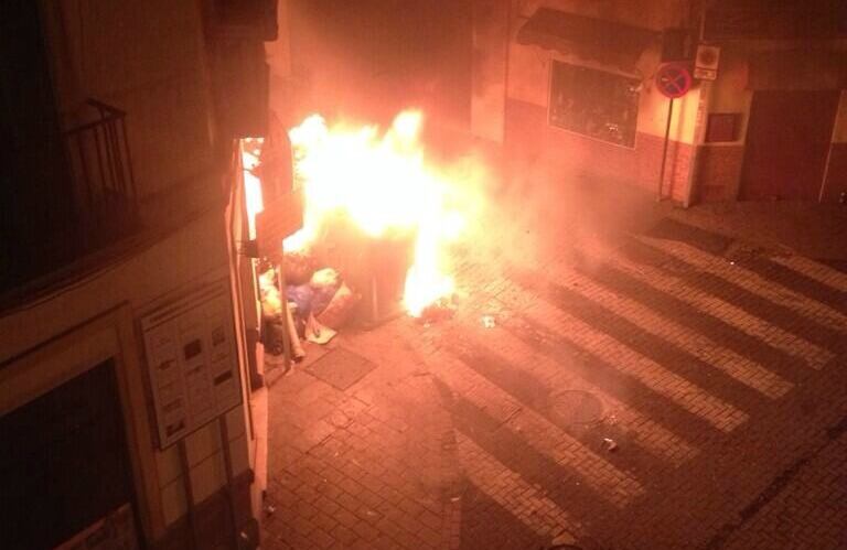 Contenedor incendiado en la calle Nosquera de Málaga