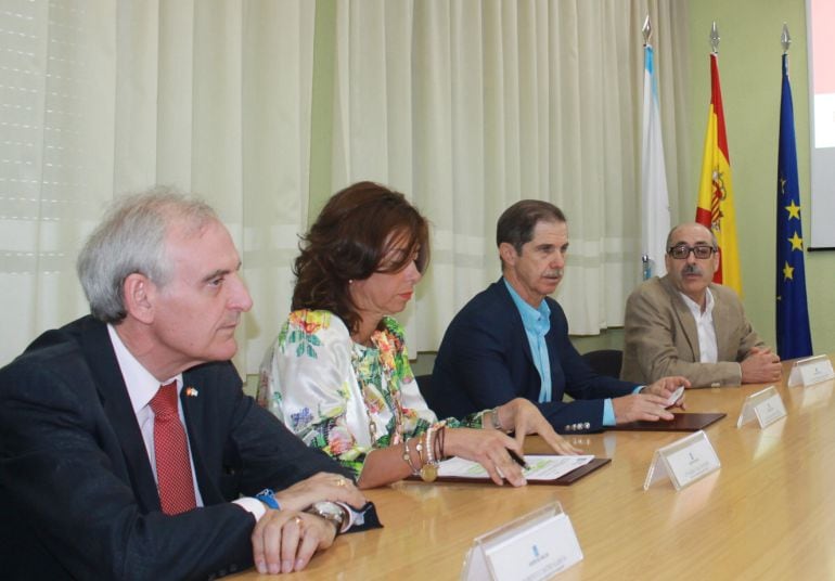 Marisol Díaz y Francisco Marín (centro) durante la firma del convenio