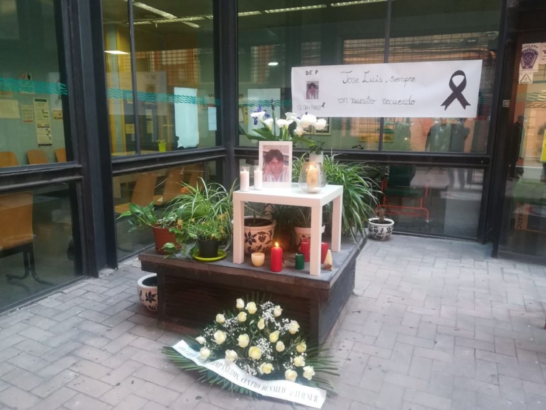 Homenaje en el centro de salud de San Pablo (Zaragoza) al médico José Luis San Martín, primer sanitario fallecido con coronavirus en Aragón