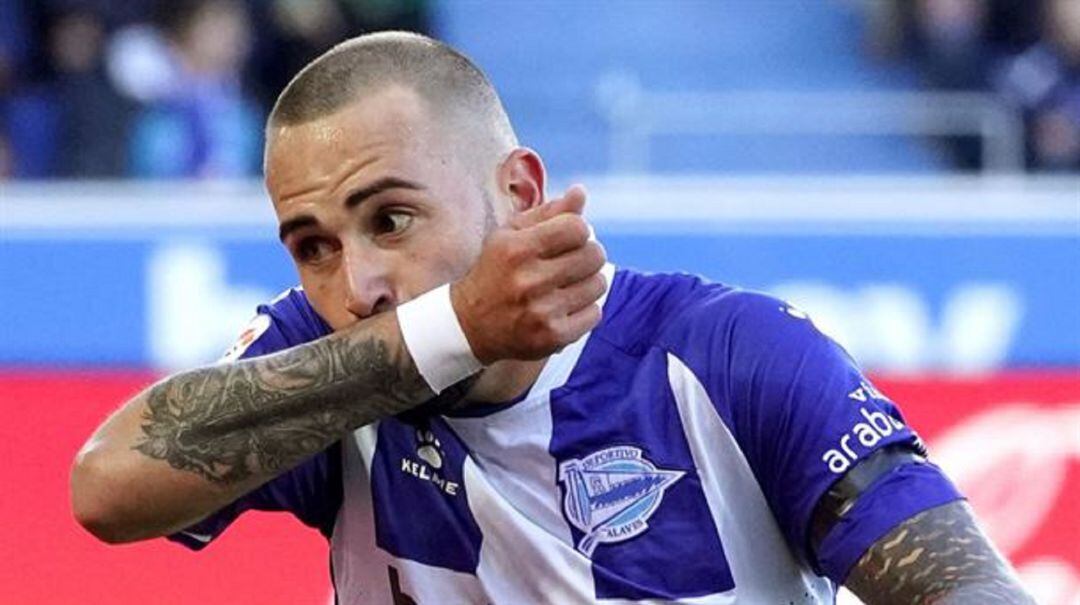 Aleix Vidal celebra un gol marcado en Mendizorroza.