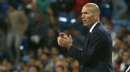 Zidane da indicaciones a los suyos