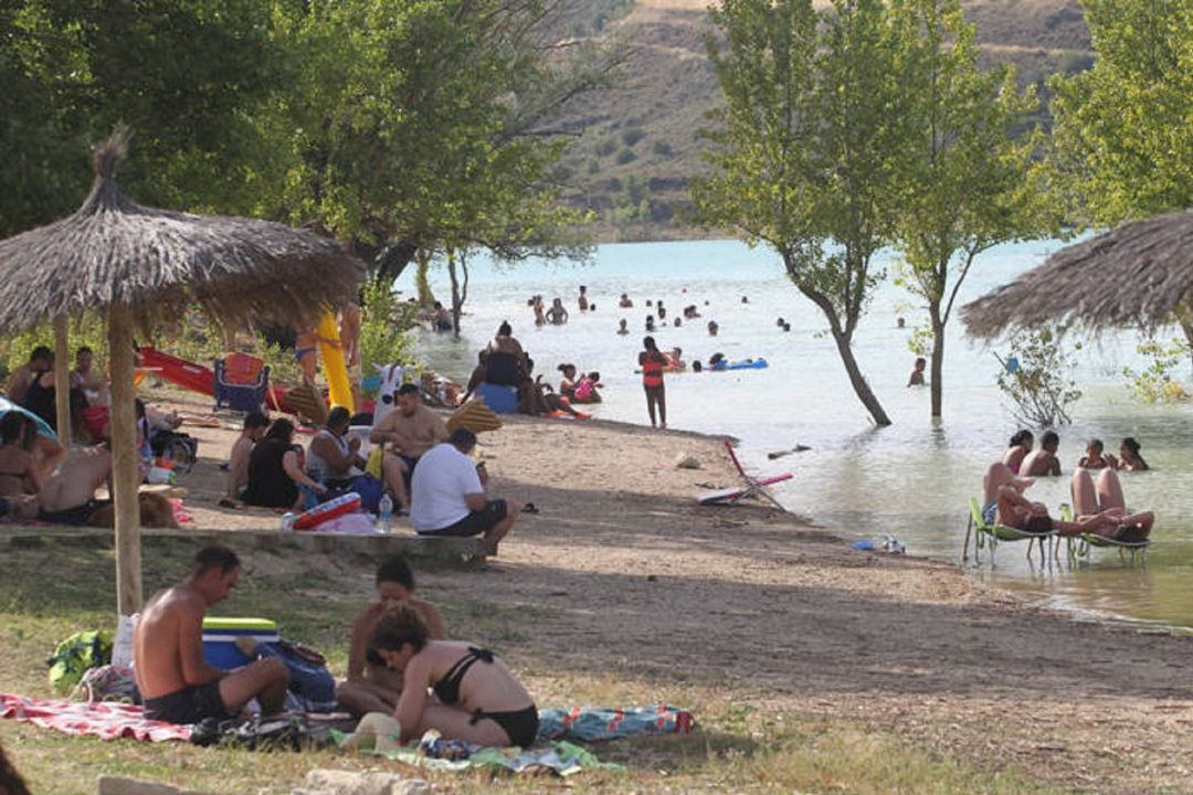 Bañistas disfrutando del embalse