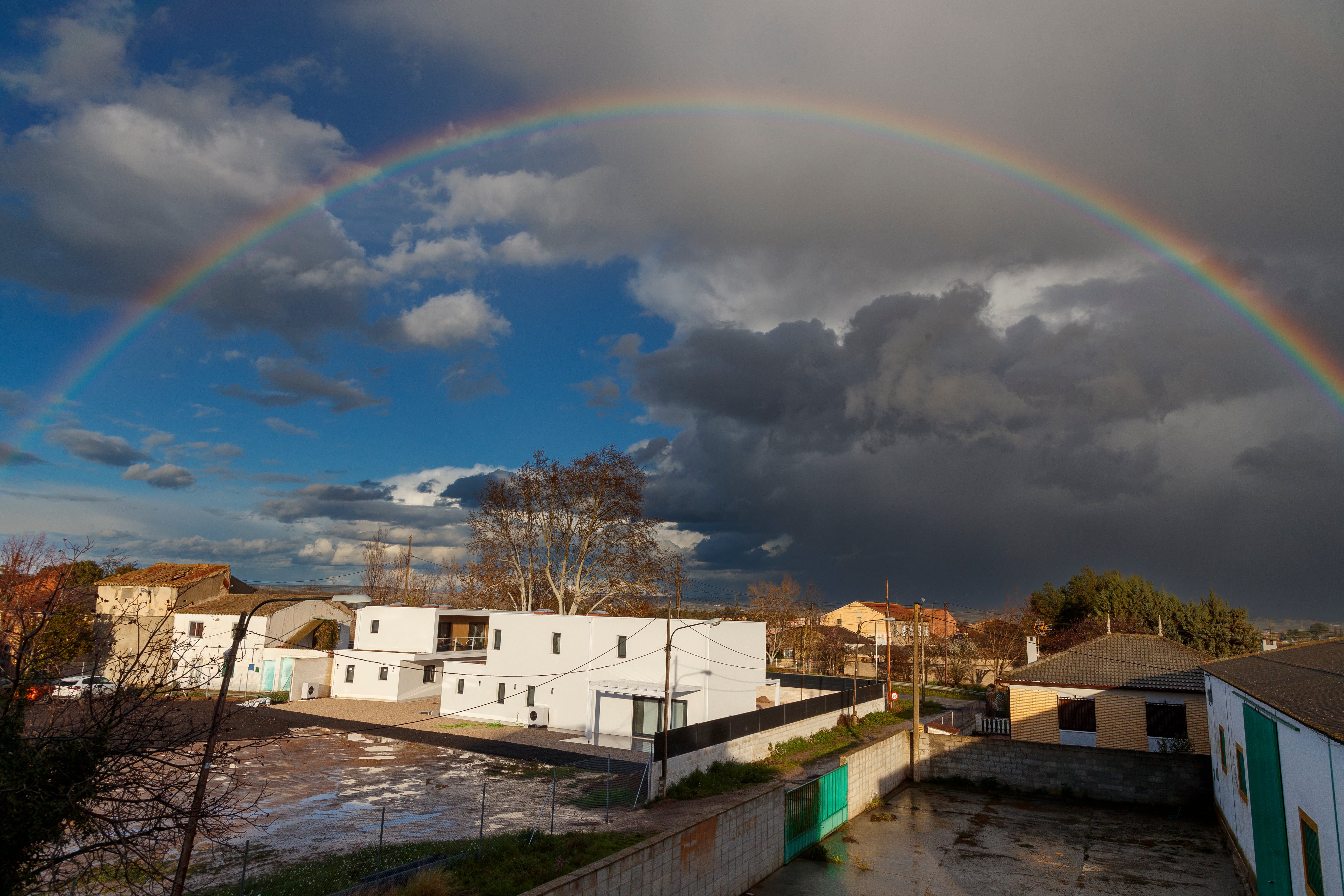 Fotografía del arco iris este domingo, en Zaragoza.