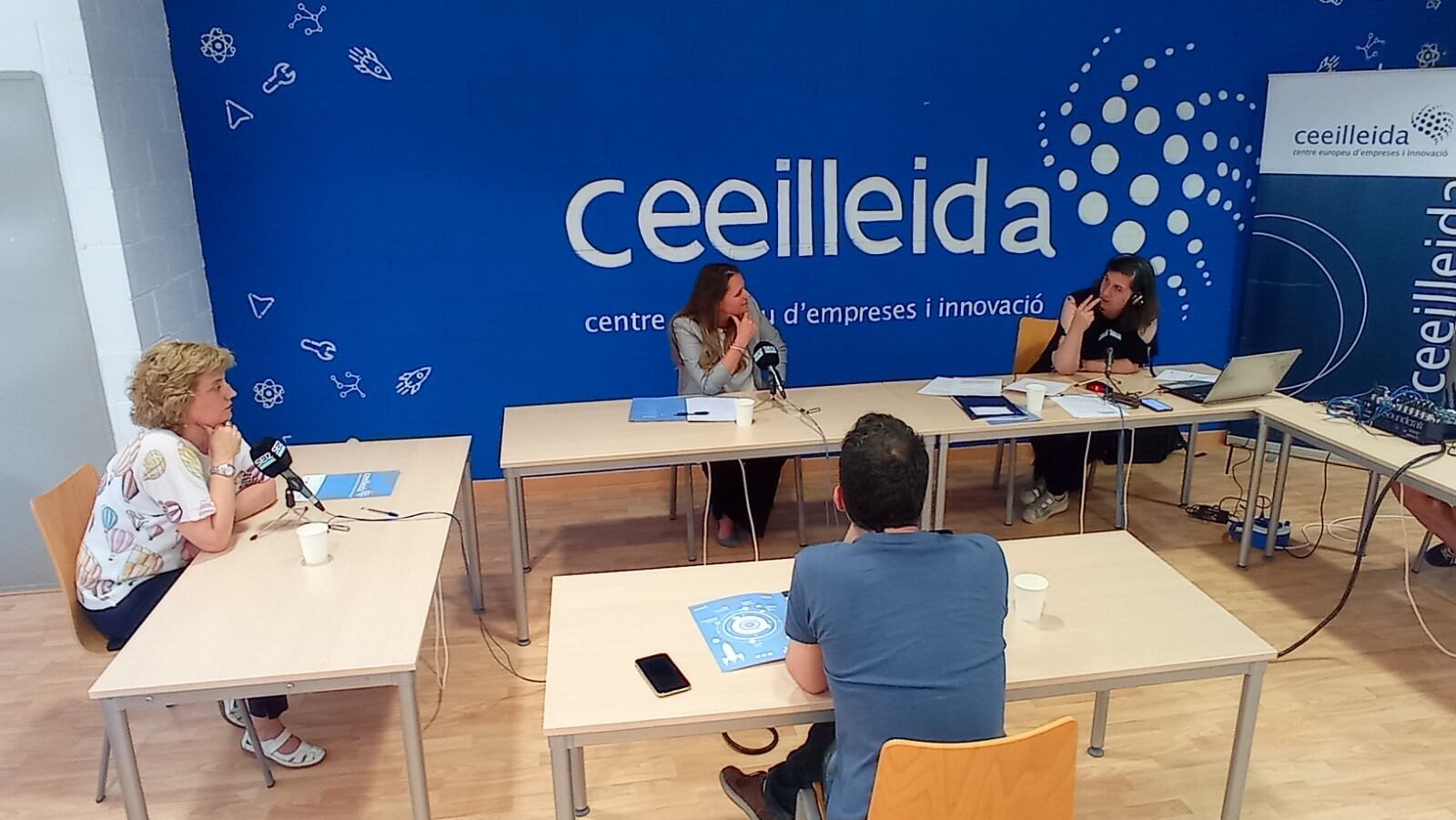 Martín Garrido de eAgora, Ester Brufau de In Home Servicios, i Sara Barrera de Electio Group, moderats per  Mercè March. 23 de maig de 2022