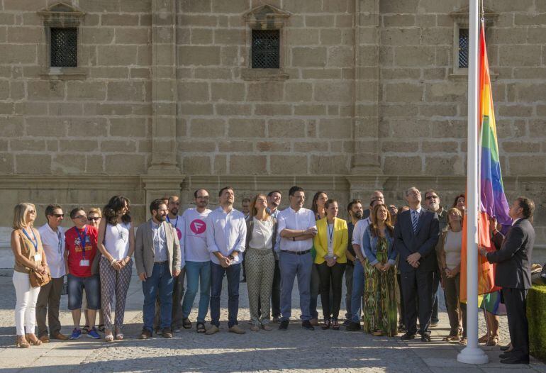 El presidente del Parlamento de Andalucía, Juan Pablo Durán, junto a varias personas en el momento de la izada de la bandera arcoiris de la diversidad en el mástil de la fachada principal de la sede del Parlamento de Andalucía. EFE/ Raúl Caro