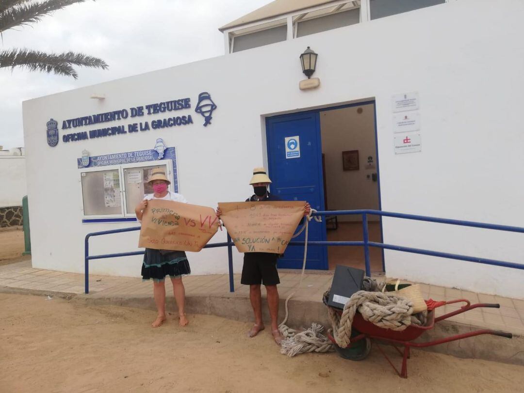 El vecino de La Graciosa Victoriano Hernández, atado a la Oficina municipal con un cabo junto a su mujer.