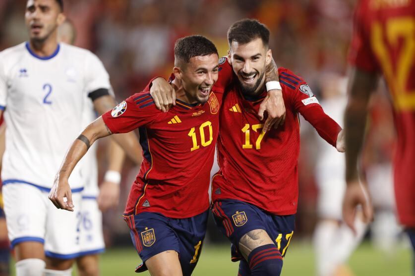 Álex Baena celebra su gol con España.