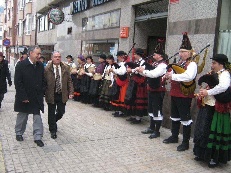 El director de la Real Banda de Gaitas de Orense a su llegada al Centro Galicia con el presidente