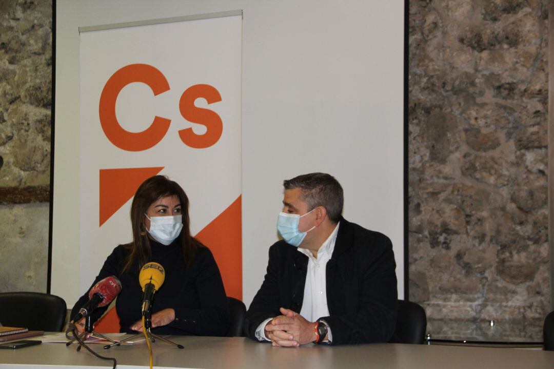 La procuradora de Ciudadanos, Marta Sanz junto al concejal del partido en Cuéllar, David de las Heras