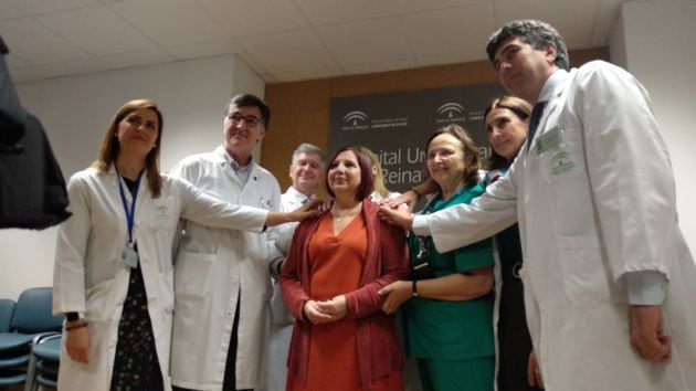 Isabel Bruño rodeada de los profesionales que la han atendido en el Hospital Reina Sofía de Córdoba