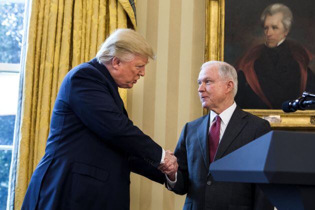 El presidente estadounidense, Donald Trump, estrecha la mano de su fiscal general, Jeff Sessions