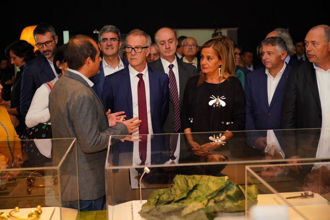 El ministro de Cultura y la presidenta de la Diputación durante la inauguración de Galaicos