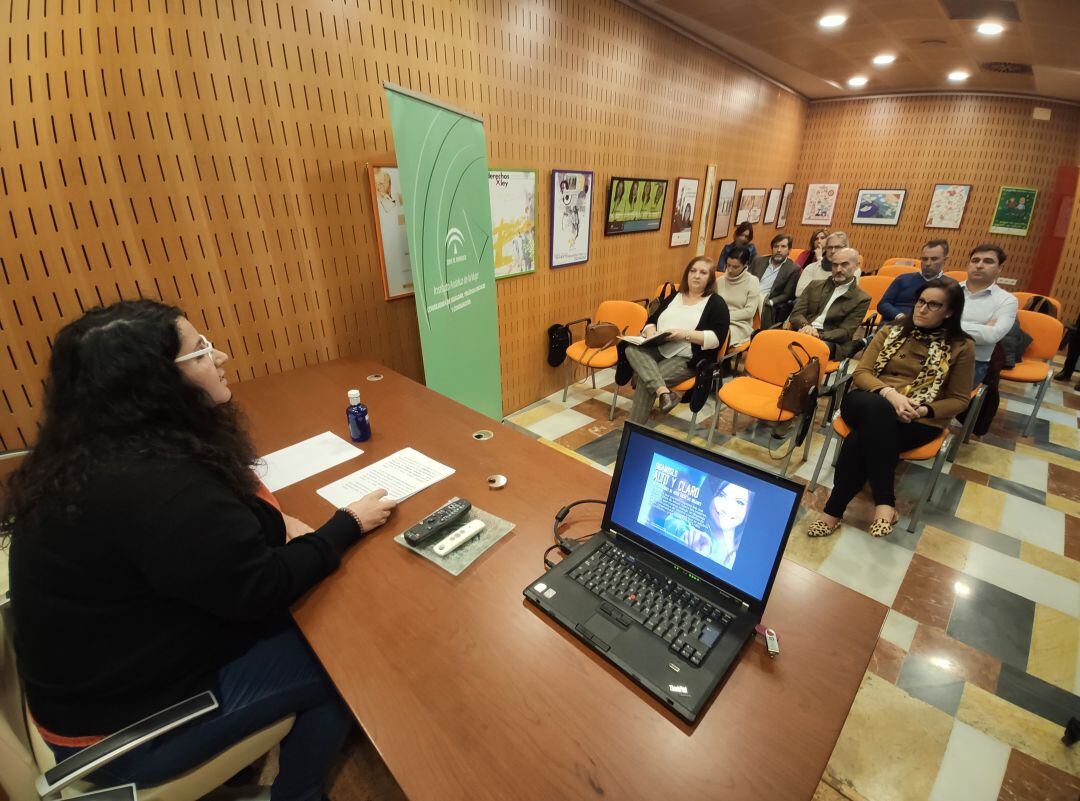 María José de la Torre imparte una charla en el IAM. Foto de archivo.