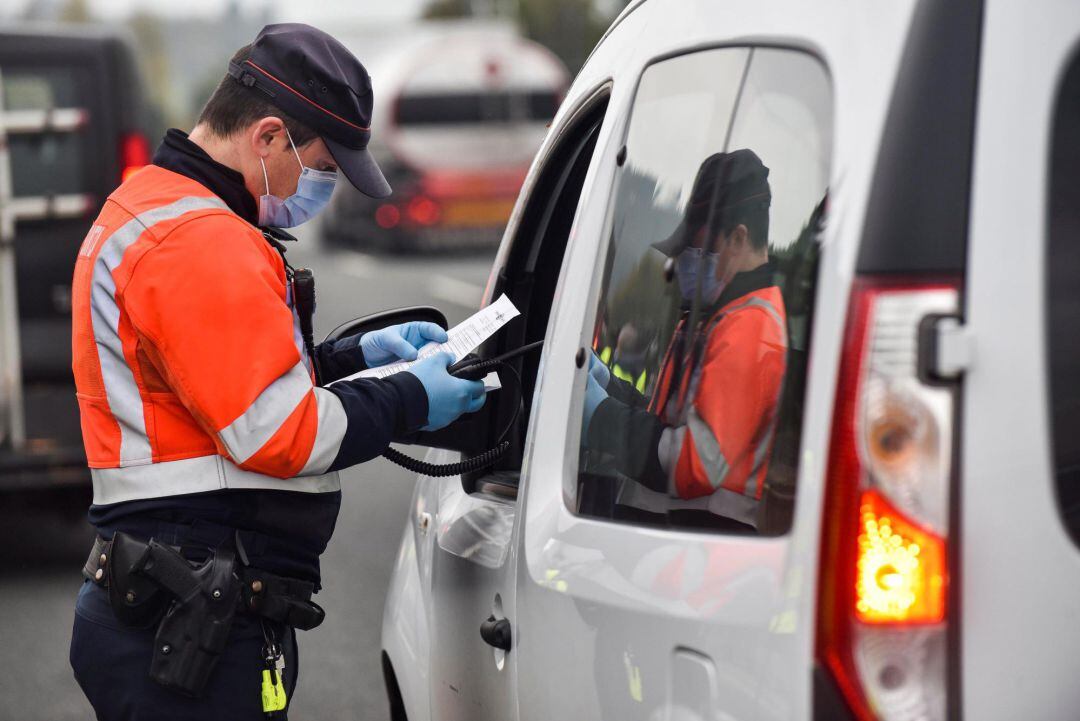 Agentes de la Ertzaintza realizando este pasado miércoles un control de carretera en el peaje de Iurreta (Bizkaia), para velar por el cumplimiento de las restricciones de movilidad impuestas por el Gobierno Vasco.