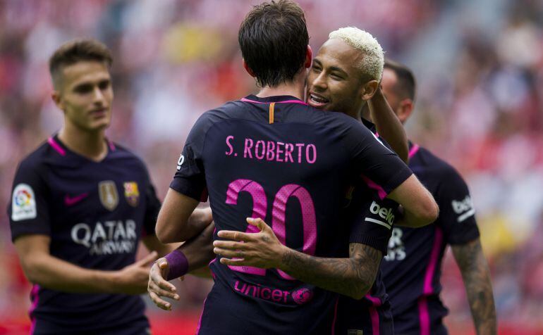 Sergi Roberto abraza a Neymar tras un gol del Barcelona en El Molinón.