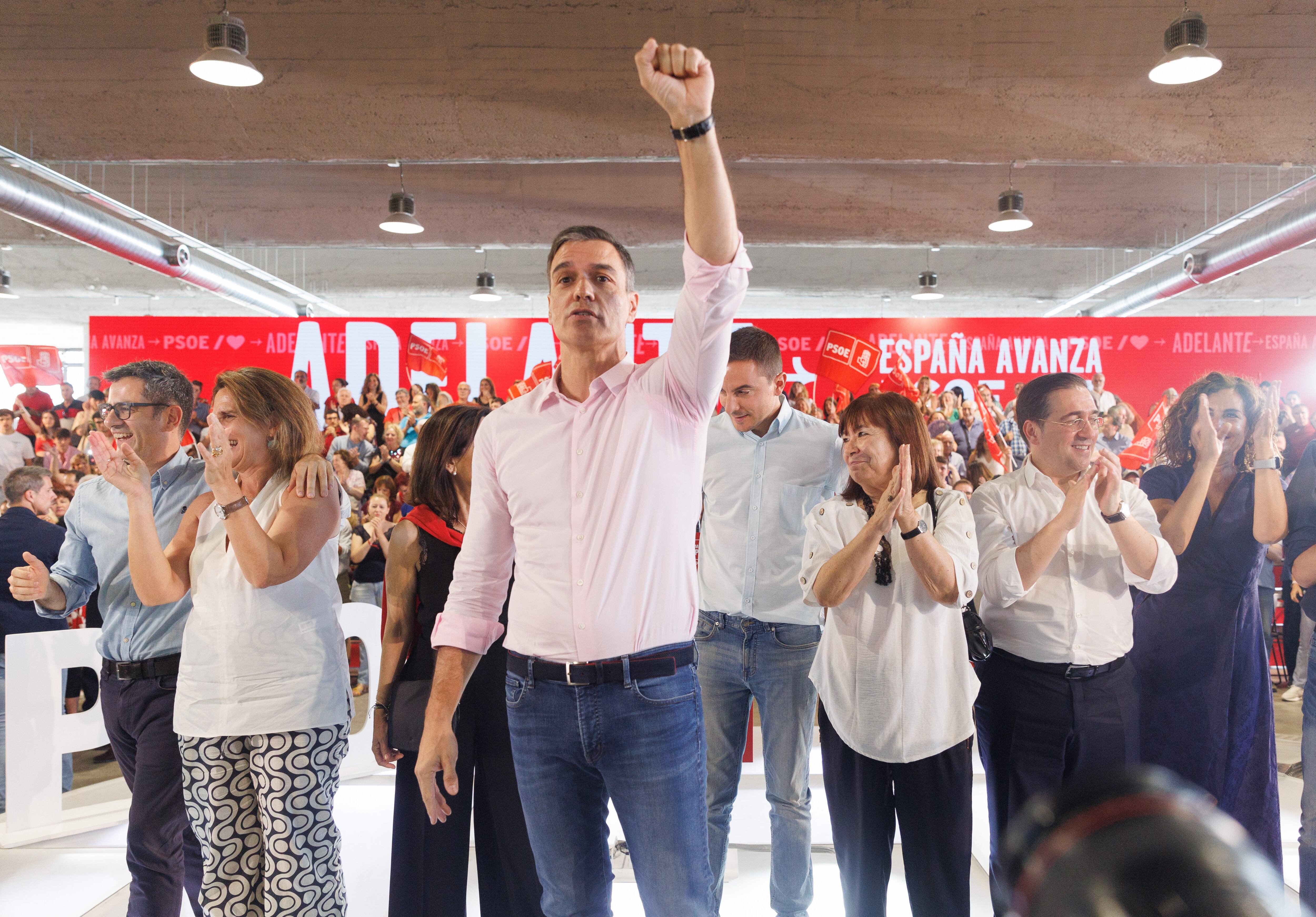 Pedro Sánchez, junto a varios de sus ministros en un acto celebrado el pasado jueves en Madrid